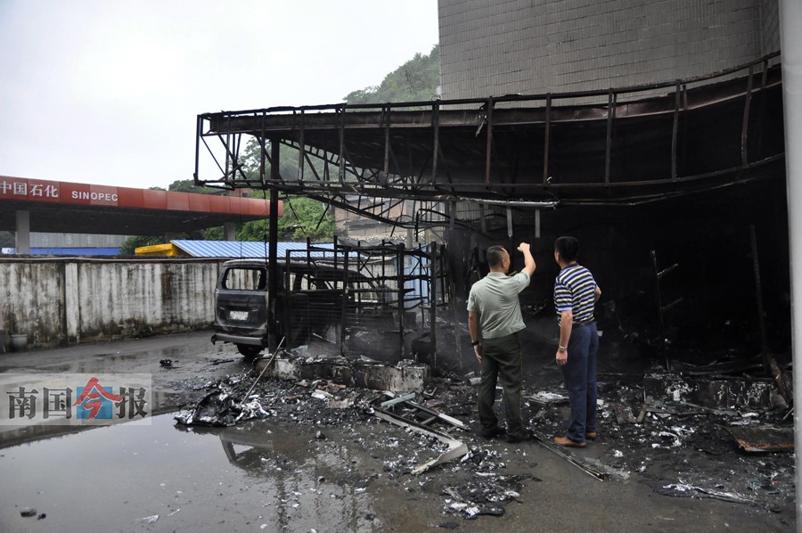 加油站旁4S店燃起大火 因处置及时加油站有惊无险