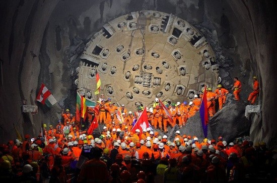 2010年10月，瑞士工人庆祝隧道打通。
