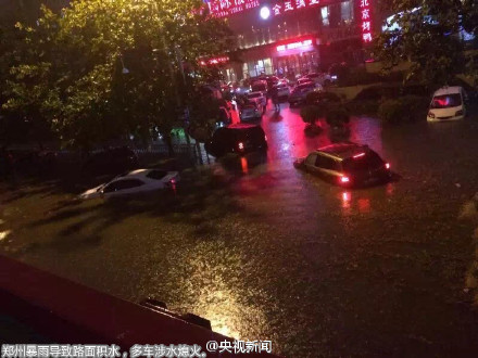 郑州小伙这个举动温暖了雨夜，一大波妹纸求嫁！