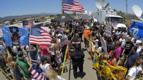 资料图：美国边境地区居民抗议政府的非法移民政策(美联社)