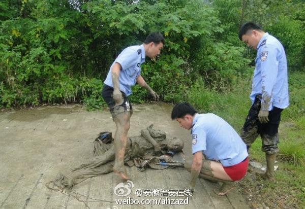 安徽:一拾荒老人被淤泥困住 民警徒手挖泥将其救出【4】