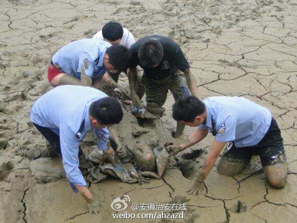 安徽:一拾荒老人被淤泥困住 民警徒手挖泥将其救出【6】