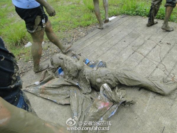 安徽:一拾荒老人被淤泥困住 民警徒手挖泥将其救出【3】