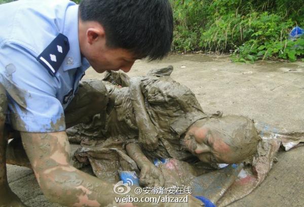 安徽:一拾荒老人被淤泥困住 民警徒手挖泥将其救出【2】