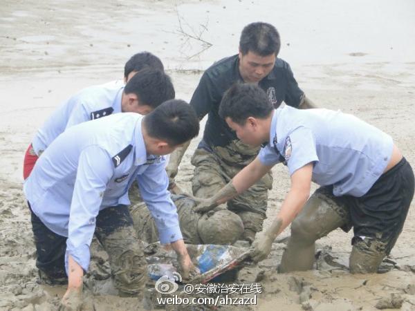 安徽:一拾荒老人被淤泥困住 民警徒手挖泥将其救出