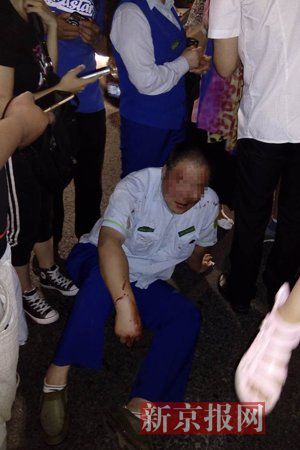 通州公交司机被四男子当街殴打警方已介入调查