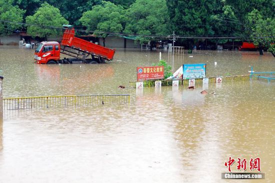 6月19日，江西省景德镇市遭遇暴雨袭击，导致城区部分小区和道路积水严重，市民出行不便。图为被积水围困的江西省景德镇市朝阳路积水路段。