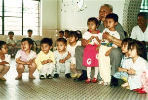 ▼1993年5月寇庆延同志视察省水电二局时与幼儿园小朋友在一起。