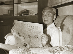 ▲1986年5月寇庆延同志在家中阅读《广东公安报》。