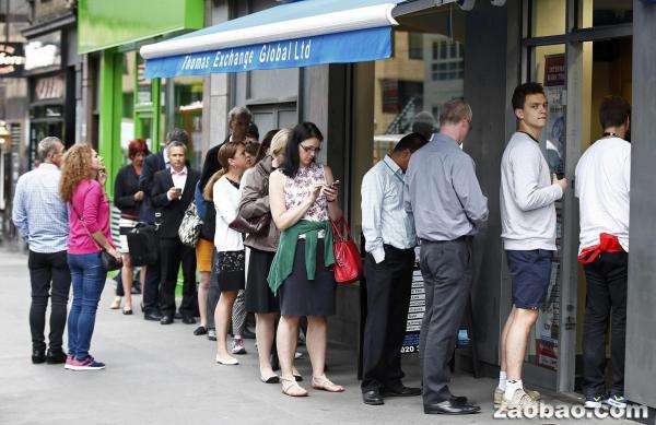 由于担心脱欧导致英镑汇率暴跌，英国人纷纷把英镑兑换成欧元和美元，造成外汇兑换中心前排起了人龙。英国邮局说，自周末以来，其分行和网上外汇销售额年比上升74%；外汇公司通济隆（Travelex）的网上订单也在14日至21日之间增加三成。由于汇率波动剧烈，汇款公司Azimo宣布，将在公投当天暂停营业。（路透社）