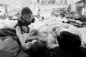无臂女孩在医院照顾伤员 网络图片