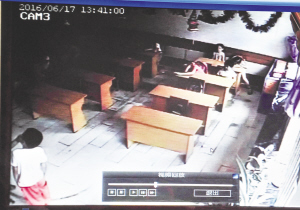 幼儿园监控视频中显示一名孩子被另一名孩子打嘴巴■华商晨报记者张诗尧翻拍