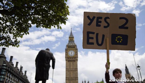 周六在伦敦，有人举牌呼吁针对是否脱欧举行第二次公投。（法新社）