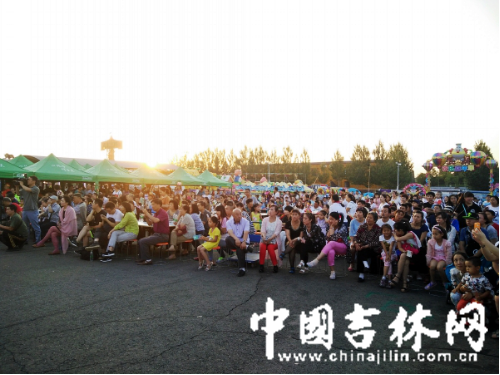 精彩的演出吸引了众多长春市民驻足观看