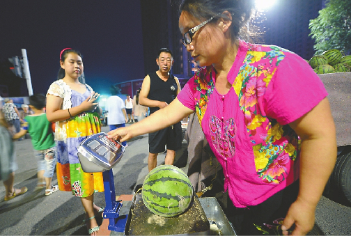 种的少又逢雹灾 济南西瓜批发价半月翻了一番