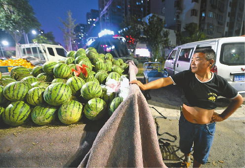 种的少又逢雹灾 济南西瓜批发价半月翻了一番