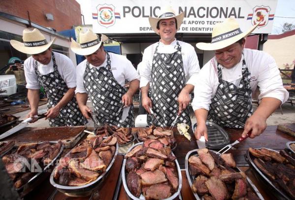  蔡英文29日（当地时间）出席巴拉圭乡村协会举行的午宴，工作人员忙着烤牛排准备餐点。（中央社）