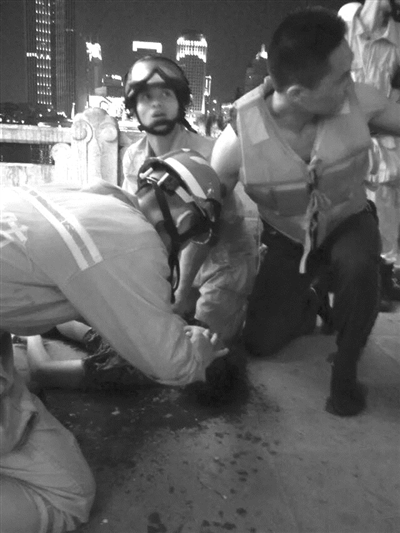 前晚消防员将小陈奋力救上岸，并做了胸部按压、人工呼吸等急救措施