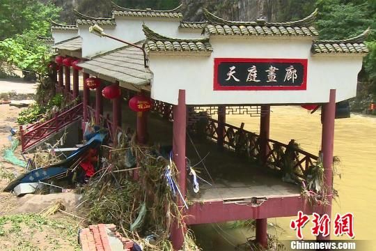 山洪将大量水草杂物堆积在房屋上 董晓斌 摄