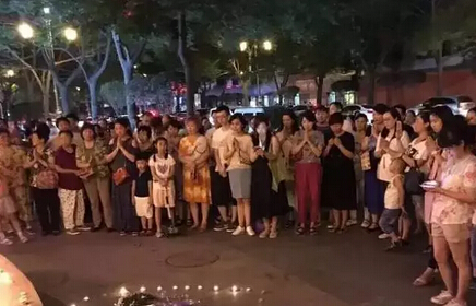 部分业主在小区门口摆上蜡烛,为逝者祈福