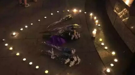 部分业主在小区门口摆上蜡烛,为逝者祈福