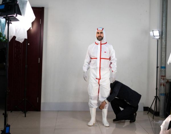 乔纳森·科斯-瑞德试穿《再见霹雳》的戏服。（美国《纽约时报》网站）