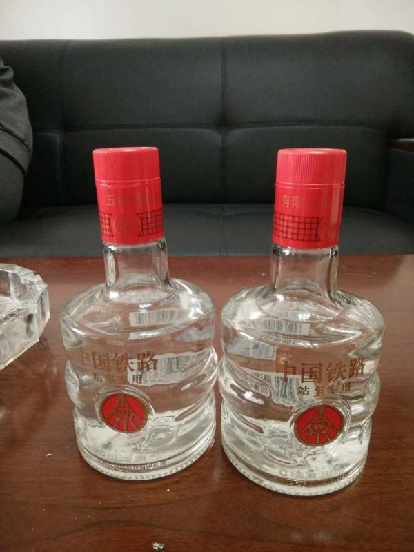 师永峰被举报向下属单位强派的白酒。 除特殊标明，本文图片均来自澎湃新闻记者王健