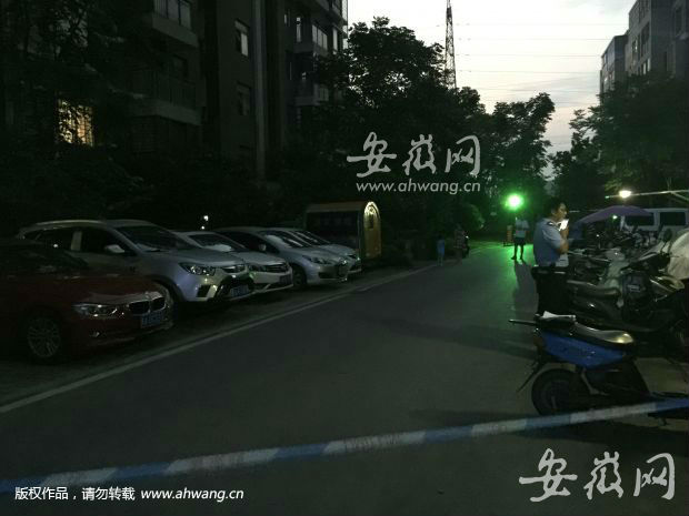 合肥一小区住户家中发现3枚手榴弹，警方正在排爆，现场拉起警戒线