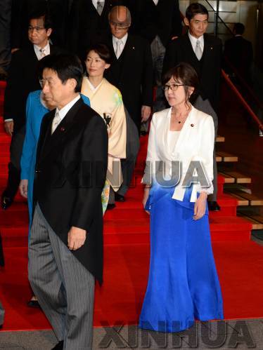 资料图片：2016年8月3日，在日本东京首相官邸，日本防卫大臣稻田朋美（前右）等阁僚在合影后离开。新华社记者马平摄