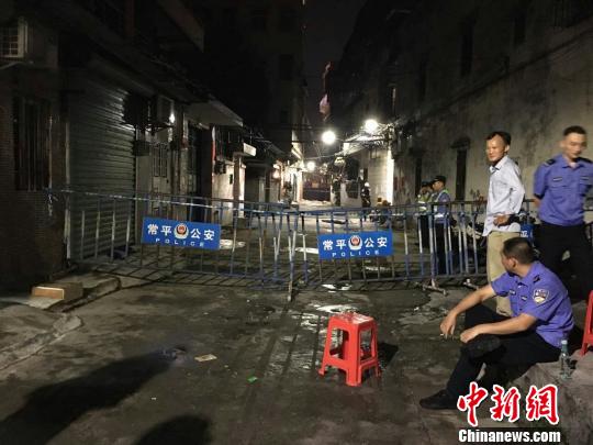 8月13日晚，广东东莞常平镇莞惠城际施工工地附近发生居民楼坍塌。图为倒塌地及周边人员已经安全转移，公安及当地治安人员封锁附近路口。 李映民 摄