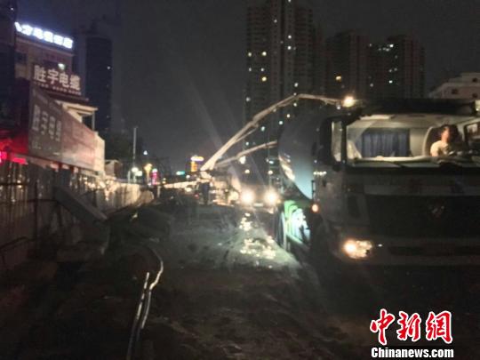 8月13日晚，广东东莞常平镇莞惠城际施工工地附近发生居民楼坍塌。图为正在紧急处置的施工队。 李映民 摄