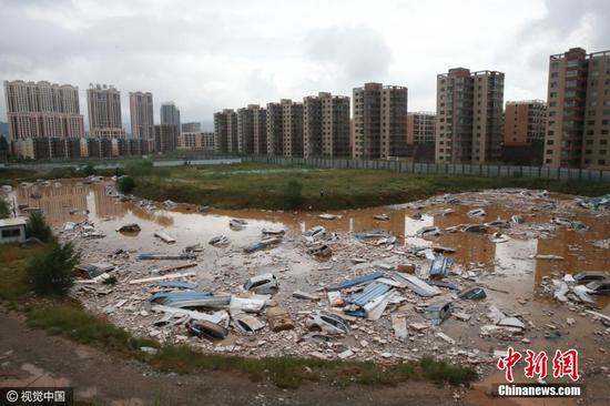 西宁降雨致停车场被淹 近百台新车被冲离车位
