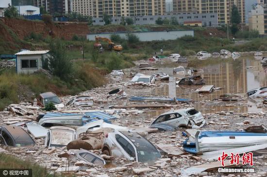西宁降雨致停车场被淹 近百台新车被冲离车位