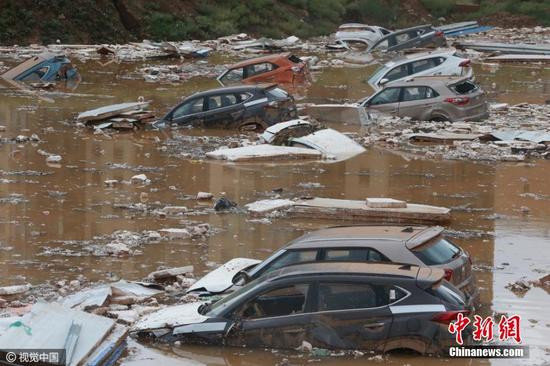 西宁降雨致停车场被淹 近百台新车被冲离车位