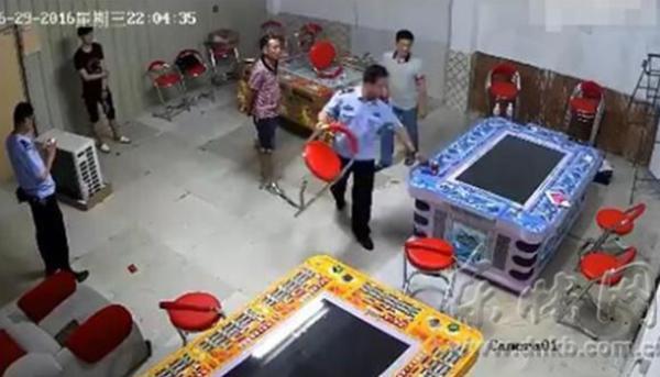 福州民警被指打砸游戏厅 官方：执法不够规范