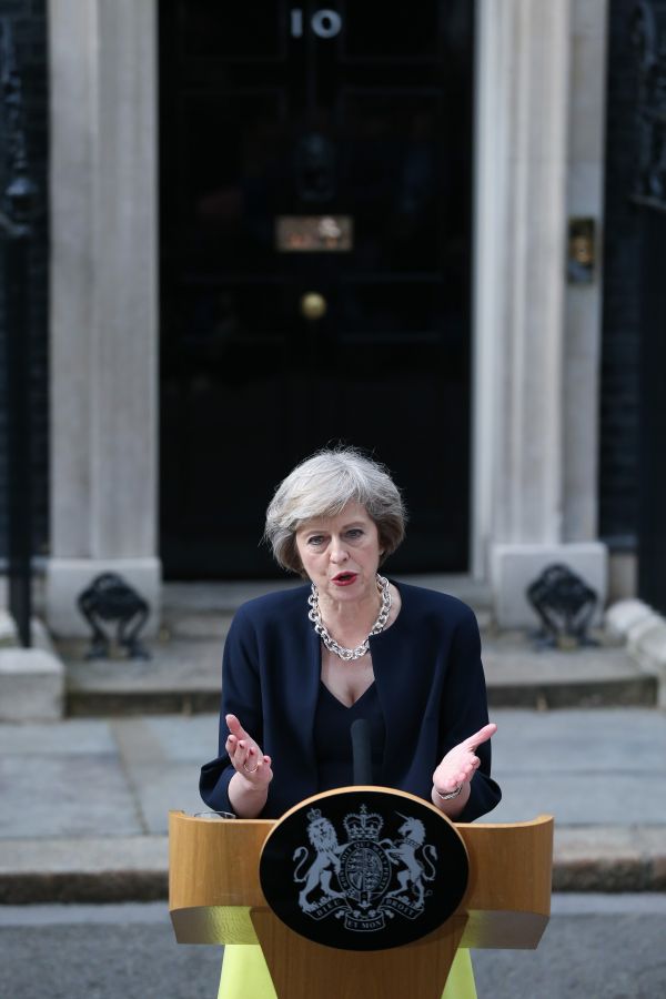 7月13日，在英国伦敦，英国新首相特雷莎·梅在唐宁街10号首相府前发表讲话。新华社记者韩岩摄