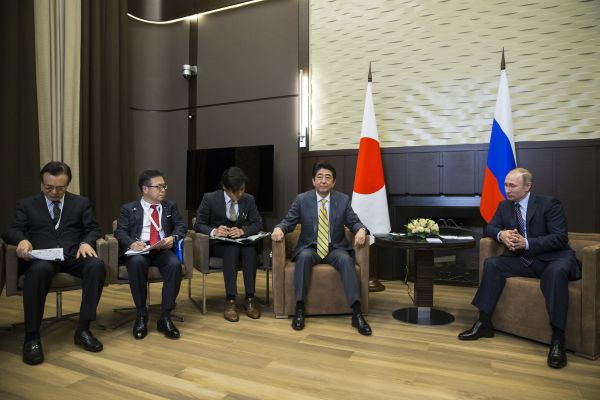 资料图片：2016年5月6日，在俄罗斯索契，俄总统普京（右一）会见日本首相安倍晋三（右二）。 新华社/美联