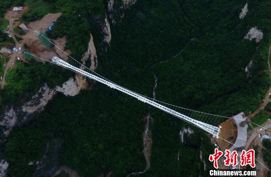 张家界大峡谷玻璃桥（资料图） 杨华峰摄