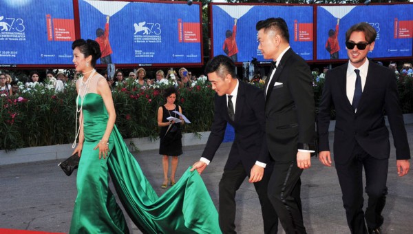 大写的尴尬！中国女星威尼斯走红毯跪地摔倒