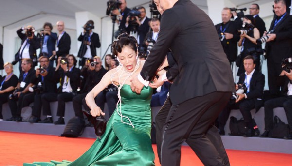 大写的尴尬！中国女星威尼斯走红毯跪地摔倒