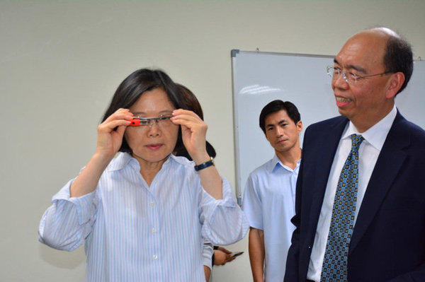 蔡英文（左）9月1日下午参访台南树谷园区奇景光电，试戴头戴式显示器。（图片来源：台湾《联合报》） 