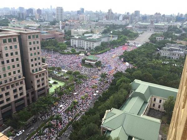 14.5万参加抗议活动民众挤满凯达格兰大道。（图片来源：台湾《中时电子报》）