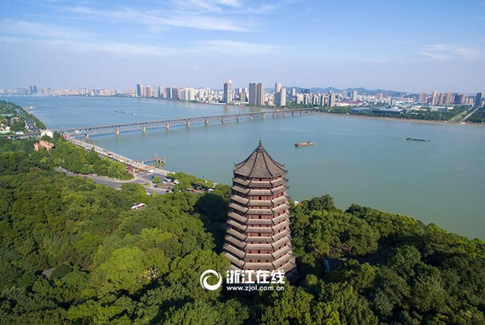钱塘江上的钱江一桥和江畔的六和塔.png