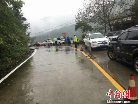 交警正在现场维持道路交通秩序。 何涛 摄