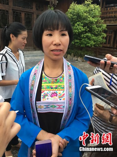 罗嘉梅身着民族服饰接受采访 娄晓摄 点击进入下一页