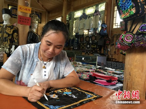 侗族民族刺绣手艺 娄晓摄 点击进入下一页