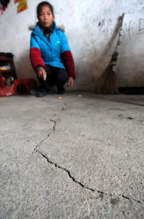 资料图片：因地质沉降出现裂缝的地面。 新华社记者周科摄