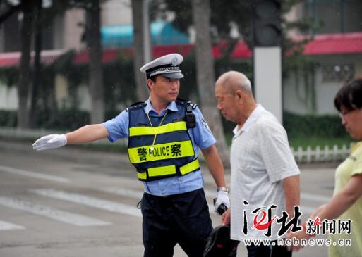 今年暑期，秦皇岛民警在街头执勤。