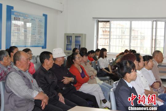 图为参加旁听的群众。 王继禄 摄 图为参加旁听的群众。 王继禄 摄