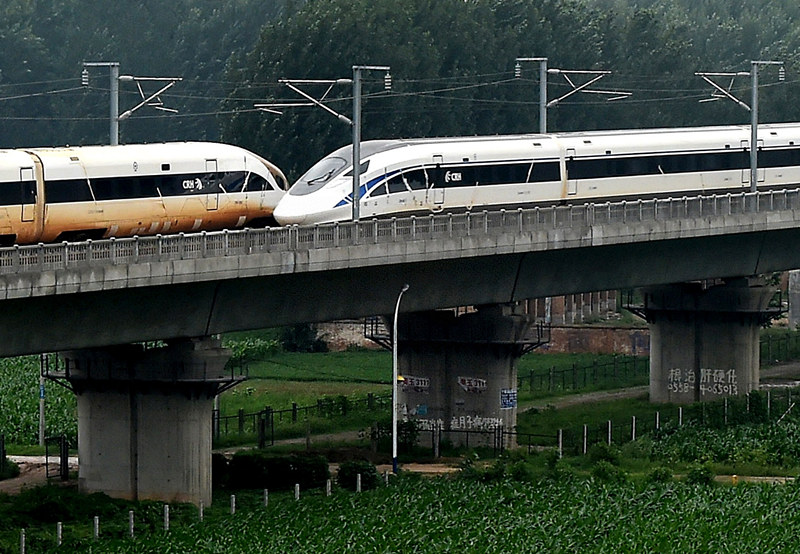 7月15日，两辆中国标准动车组在郑徐高铁上分别以超过420公里的速度交会而行，这是世界最高速的动车组交会试验。新华社记者李安摄